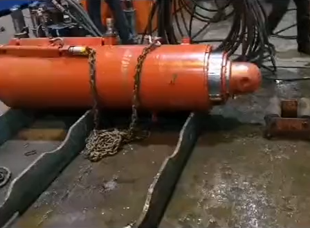 立柱出廠打壓測試中
